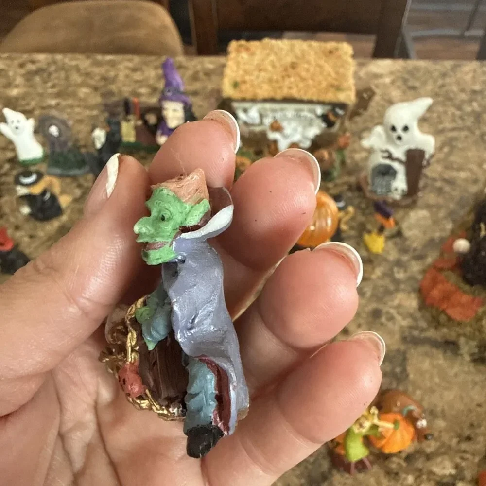 Lot Halloween Mini Figurine Set w/ Lighted Pumpkin, Witch, Ghost, Vampire.